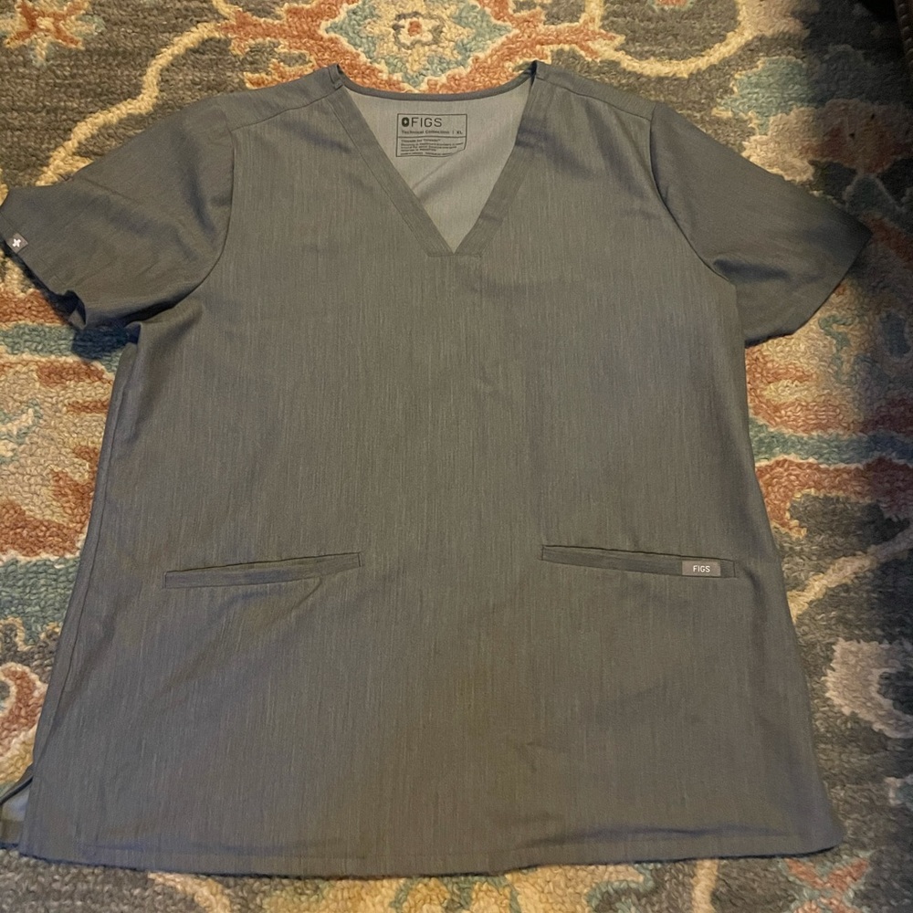Figs 3 pocket scrub top.   No flaws.   Only worn a couple times.